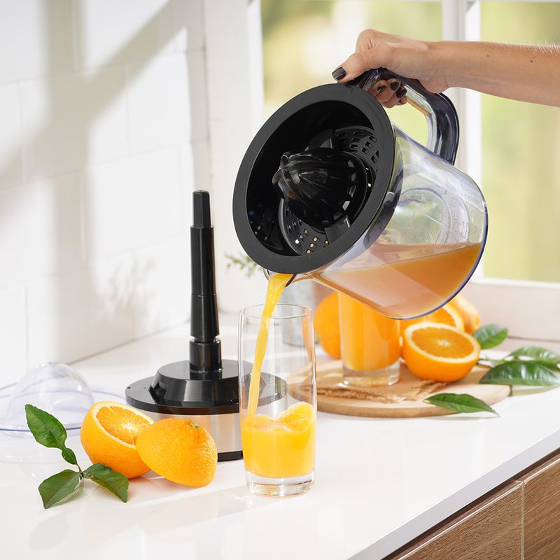 Mesa naranja eléctrico y exprimidor de cítricos en un hogar cocina