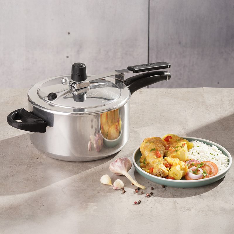 L24440-OLLA-PRESION-ESENCIAL-CI-4L-V2---02-imagenAmbientada