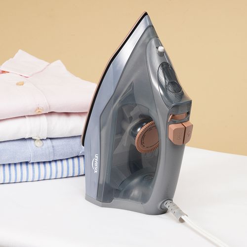 Plancha Artemisa Universal en elegante equilibrio de gris y oro rosa, vapor y seca, 5 funciones y suela antiadherente para un deslizamiento suave.